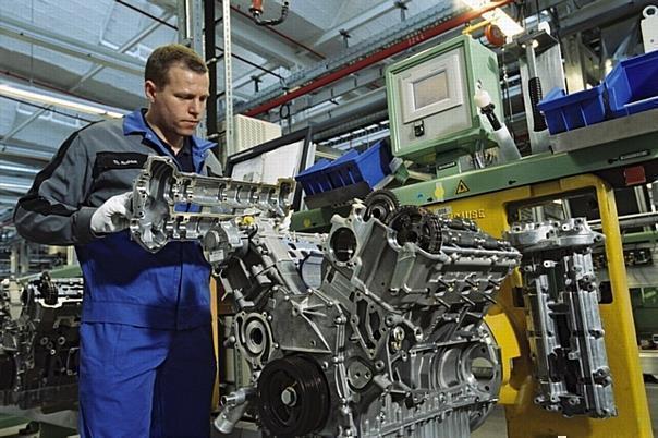 Mitarbeiter in der V6-Dieselmotorenmontage im Mercedes-Benz Werk Berlin.